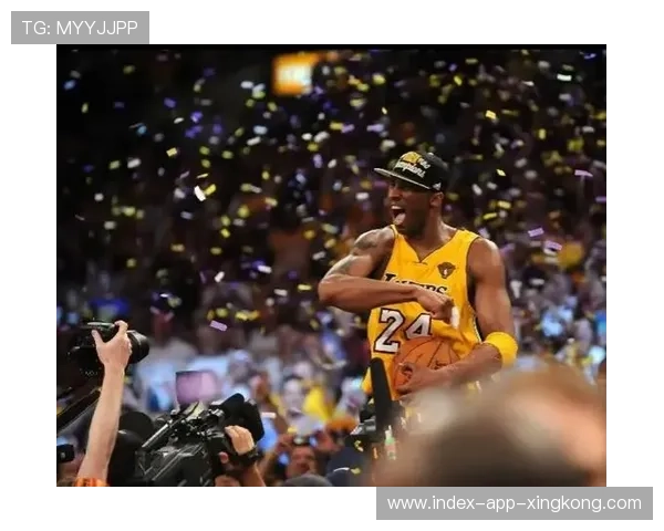 传奇球星回归主场，观众全体起立致敬