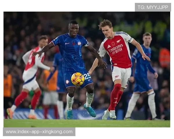 英超阿森纳前场逼抢收效,禁区内机会涌现